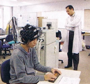 篠原菊紀研究室での光脳イメージング（光トポグラフィー）装置を使った実験の様子